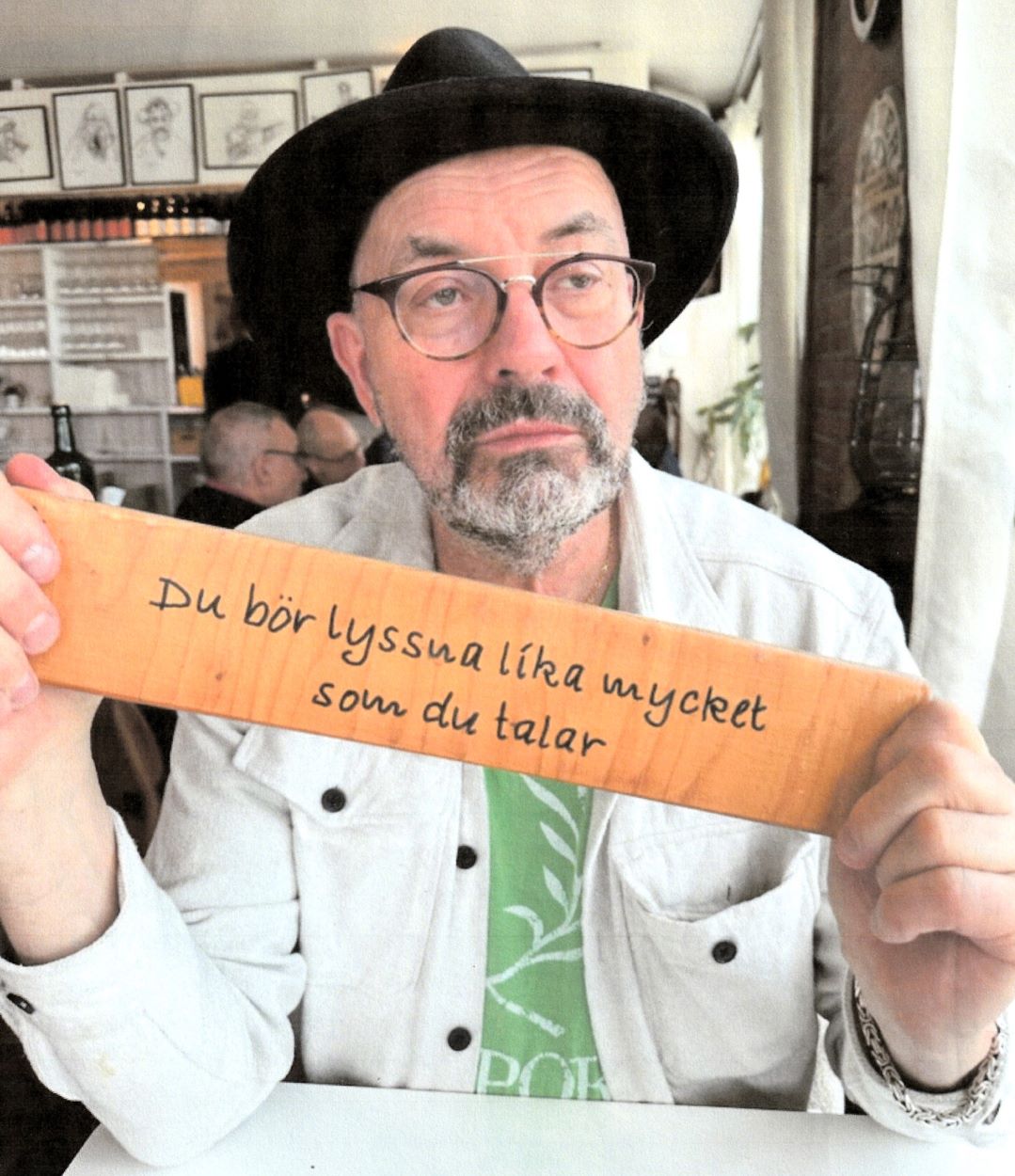 En bild som visar text, Mnniskoansikte, person, glasgon

Automatiskt genererad beskrivning